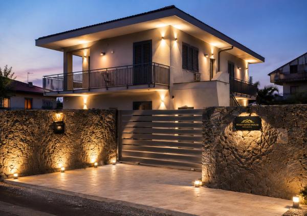 Na foto é possível ver o objeto Reale Guest House localizado na cidade de Mascalucia.