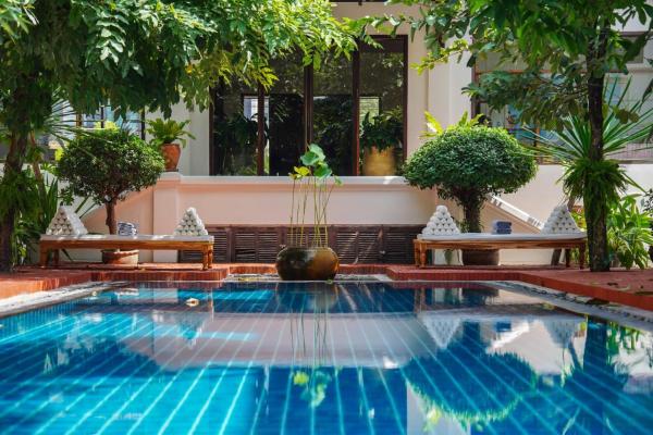 The photo shows the Le Sen Boutique Hotel located in the city of Ban Nongkham.