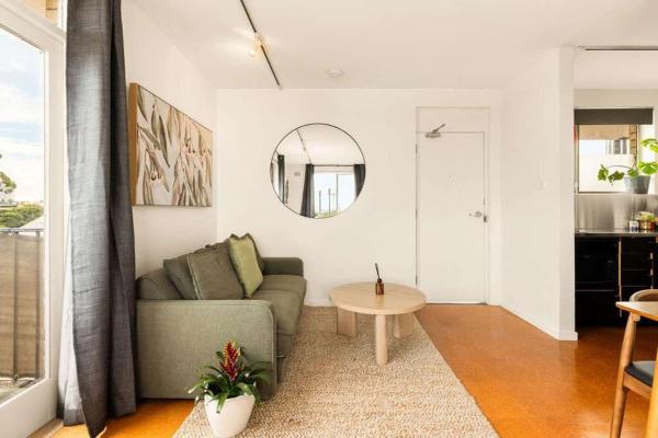 Modern Inner-city Studio With Balcony & Parking - Moore Park
