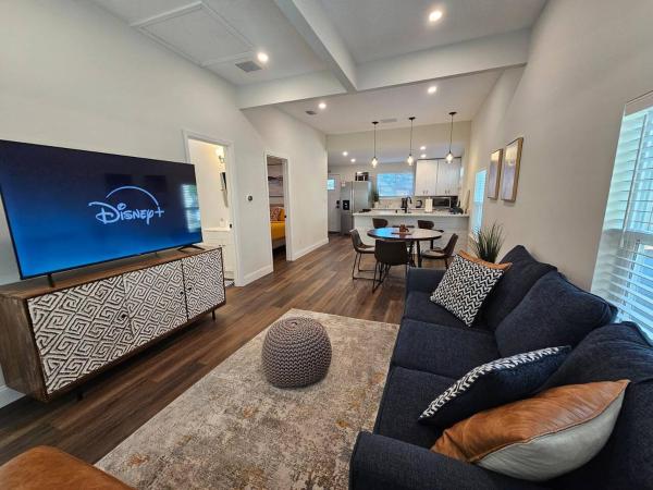 A la foto es mostra l'objecte Steps to Trolley Stop 11 Renovated Home with Free EV Station situat a la ciutat de St. Augustine.