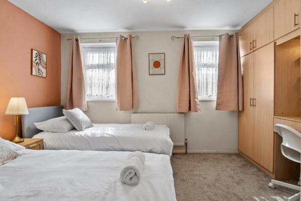 Spacious 3 Bedroom House In Wembley - Watford