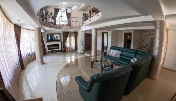 A la foto es mostra l'objecte Elegant Private Villa with 3 Bedrooms, Office, and shared courtyard, Perfect for 8 Guests situat a la ciutat de Piteşti.