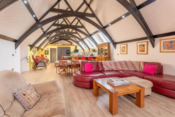 Bradshaw House - Luxury Old School House Conversion - Sleeps 10 And Accepts 2 Dogs - Laugharne