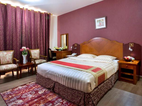På billedet ses objektet Safeer Hotel Suites beliggende i byen Muscat.