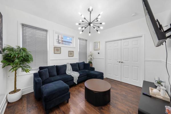 A la foto es mostra l'objecte Sleeps 8, Stylish Home, Great Access NYC & EWR situat a la ciutat de Newark.