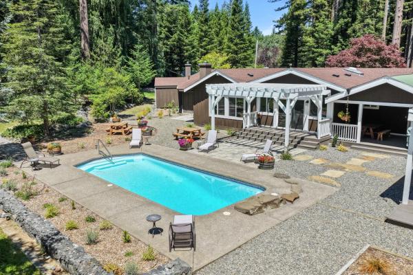 6 Br 4ba Redwood Retreat W Pool - Guerneville, CA