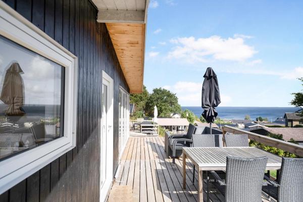På billedet ses objektet Beautifully Situated Summer House With Sea View beliggende i byen Allinge.