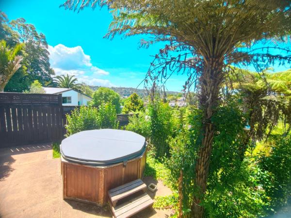 Spa Retreat Spacious 7 BRS 3 Baths Movie Lounge nice Garden with Parking, Auckland