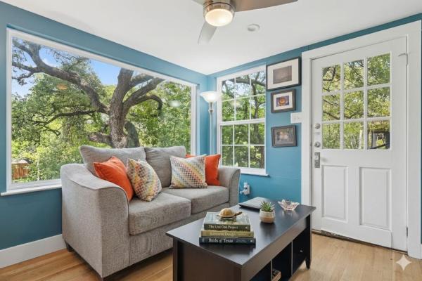 Stunning Modern Tiny Treehouse Home ️ Walk To Ut Free Parking - Austin, TX