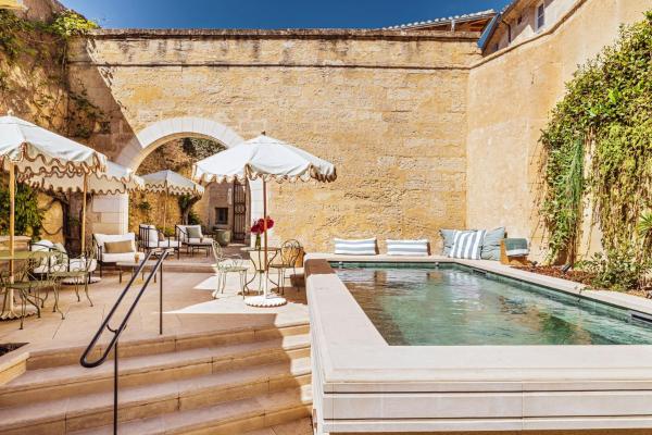 På billedet ses objektet La Maison d'Uzès Relais & Châteaux beliggende i byen Uzès.