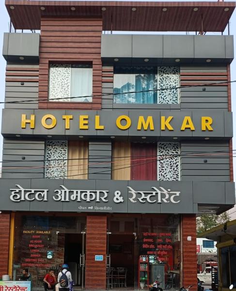 På billedet ses objektet Hotel Omkaar & Restaurant Chinyalisaur beliggende i byen Bewar.