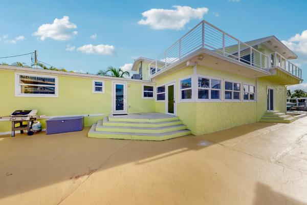 Canal Front Gem W/ Private Dock, Ps4, Free Wifi, & Expansive Balcony W/ Views - Key Largo