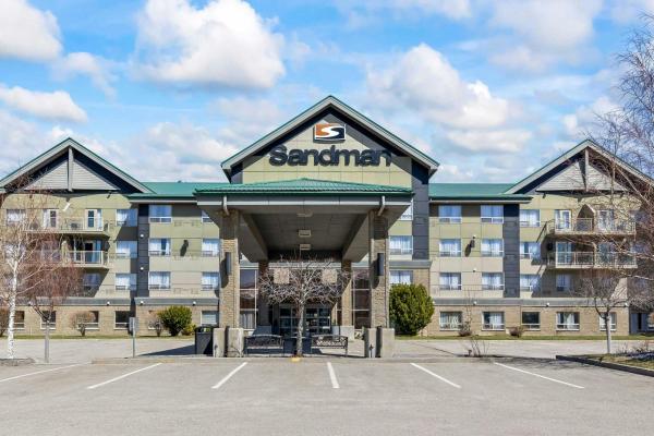 写真にはカルガリー市にあるSandman Hotel & Suites Calgary Westが写っています。