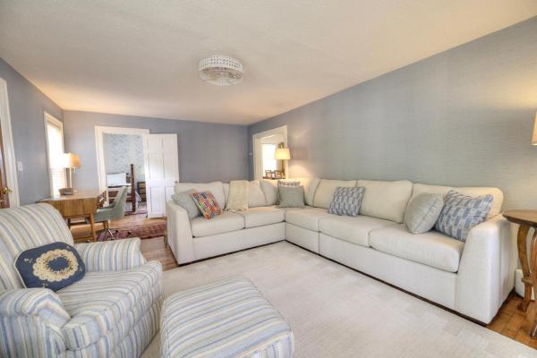 Charming Bungalow Near South Beach & Kid's Corner Park - South Haven, MI