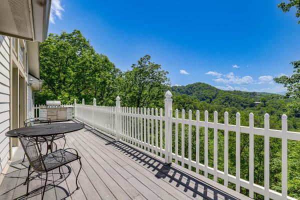 Family Smoky Mountain Retreat! 5br Cabin - Douglas Lake, TN