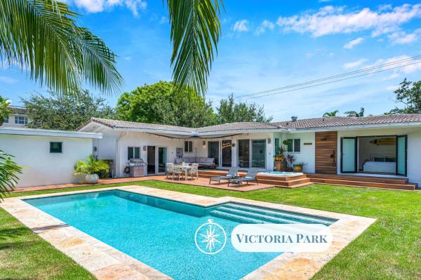Centrally Located Heated Pool Lush Tropical Surrounding Oasis Key Resldences - Sunrise, FL