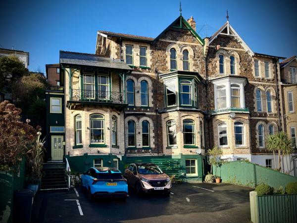 The photo shows the The Earlsdale Bed and Breakfast located in the city of Ilfracombe.