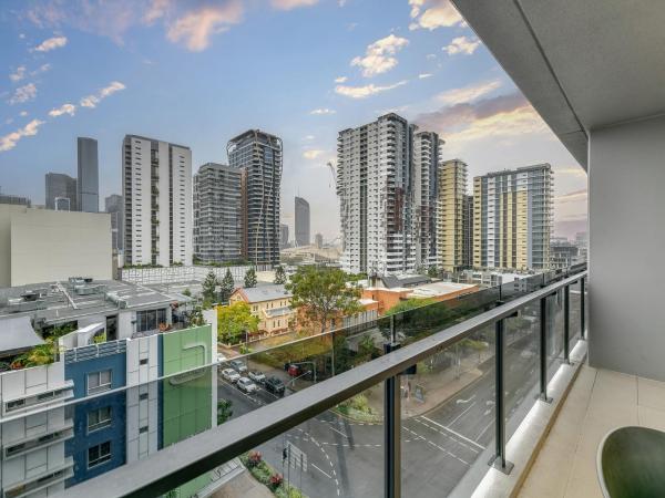 South Brisbane 1 Bedroom Apartment With Pool - Oxley