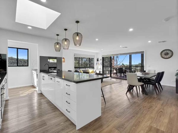 Chic 4-bed Beach House With Sea Views - Tomakin