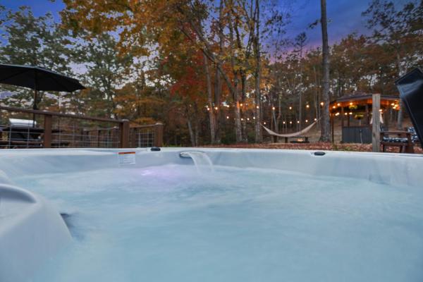Private Hot Tub, Sauna, Fire Pit, 5 Min Downtown - Mineral Bluff, GA