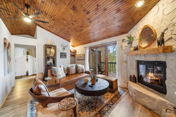 A la foto es mostra l'objecte Algonquin Cottage situat a la ciutat de Boone.