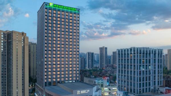 Na fotografii je vidět objekt Holiday Inn & Suites Chongqing Nanan by IHG nacházející se ve městě Jiulongpo.