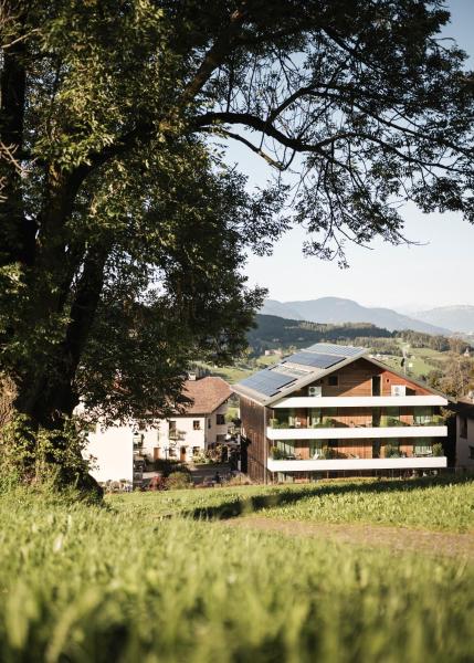 På bildet vises objektet La Paula Apartments & Suites som ligger i byen Siusi.