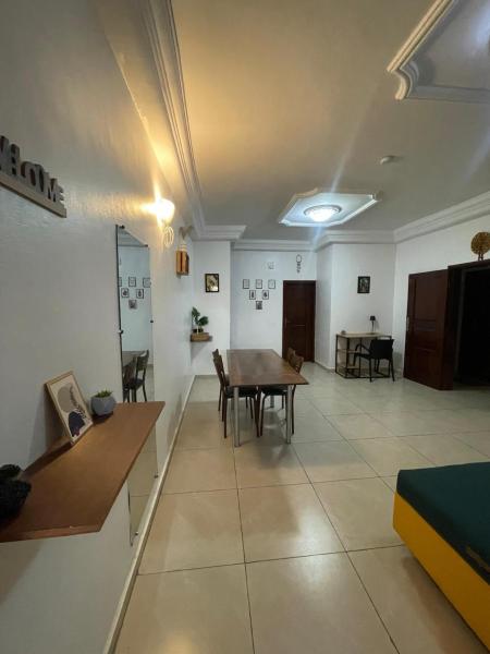Appartement Stylé à Cocody Avec Terrasse Et Bureau - Abidjan