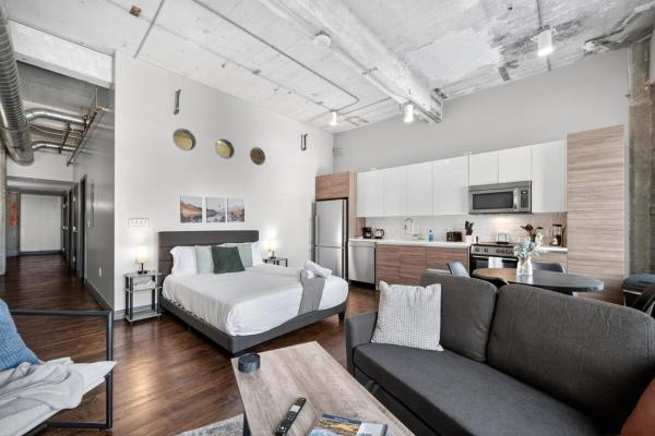 Central Dallas Stay | Pool + Gym + Game Room - Dallas, TX
