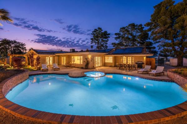 Vegas Mansion: Pool, Spa, Sauna, Theatre, By STRIP, Las Vegas