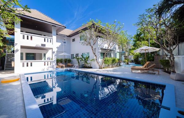 A la foto es mostra l'objecte Phuket Leisure Time Hotel situat a la ciutat de Rawai Beach.