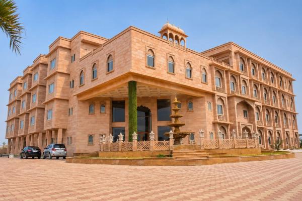 På billedet ses objektet The Grand Shekhawati beliggende i byen Rāmgarh.