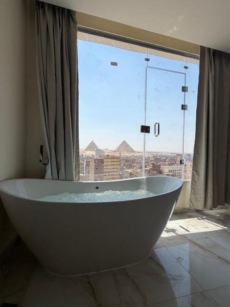 A la foto es mostra l'objecte Amon Ra Hotel situat a la ciutat de El Caire.