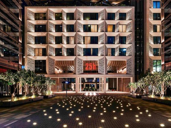 Na fotografii je vidět objekt 25hours Hotel Dubai One Central nacházející se ve městě Dubaj.