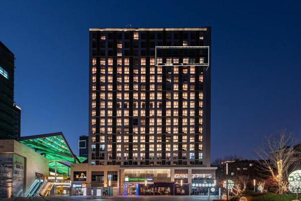 Na fotografii je vidět objekt Holiday Inn Express Shanghai Baoyang by IHG nacházející se ve městě Baoshan.