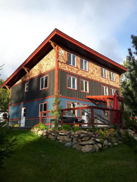På billedet ses objektet GROWL Lodge - Hot Tub & Mountain Views! beliggende i byen Golden.