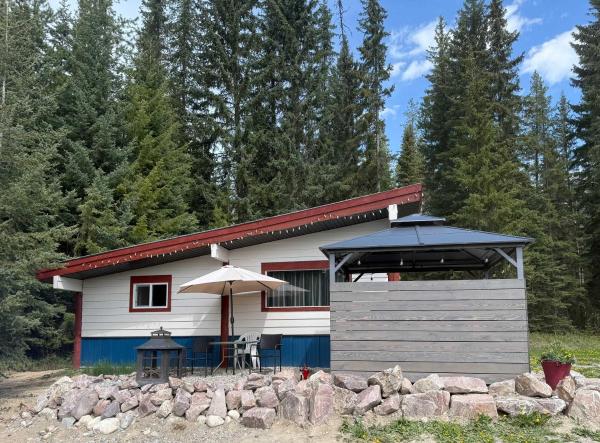 Pine Marten Wilderness Cabin - Hot Tub & Mountain Views - Alberta