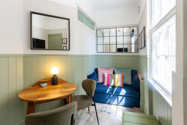 Chic 1BD Flat - wViews of Edinburgh Castle!, Edinburgh