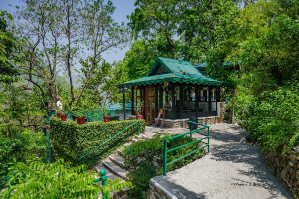 På billedet ses objektet Neemrana's Glasshouse on the Ganges beliggende i byen Rishikesh.
