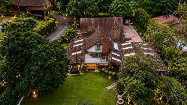 Na zdjęciu widoczny jest obiekt Hotel Casa Madero położony w mieście Envigado.