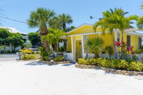 A Tropical Breeze Beach Club - Anna Maria Island - Holmes Beach, FL