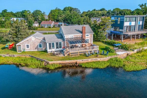 Town Cove Oyster House - Eastham, MA