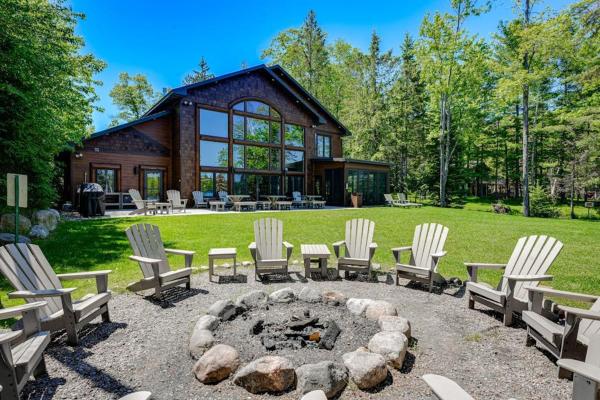 Whispering Pines Lodge: 9 Bedroom - 위스콘신