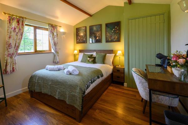 Charming Stable Conversion With 2 Ensuite Suites Sleeps 5 - Bristol
