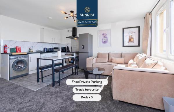 The photo shows the Eden Views - 3 Rooms, 5 Beds, Fully Equipped, 2 mins to Centre and Ring Road, Perfectly Suited to Groups by SUNRISE LONG LETS and SERVICED ACCOMMODATION DUNDEE located in the city of Dundee.