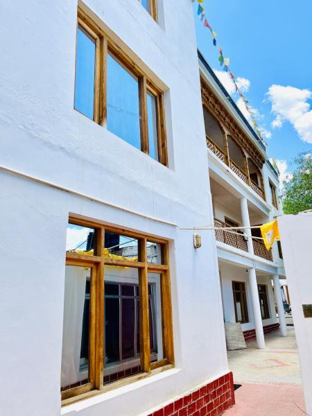 Palu Guest House - レー