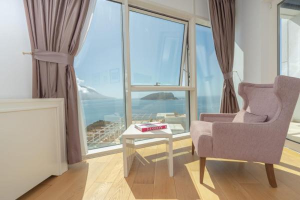 Tre Canne Sea View Flat With Parking & Pool - Budva