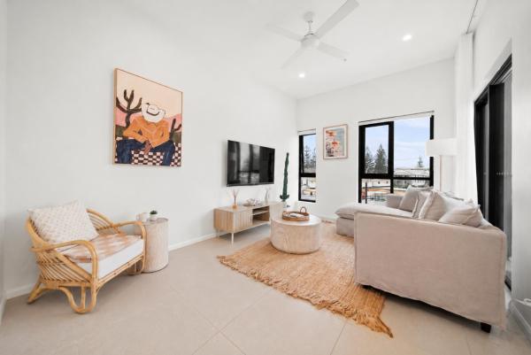 Zdjęcie 1: 2 Bed, 2 Bath Ocean View Apt! Parking, 250m to Beach