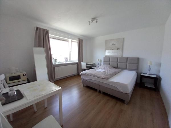 private rooms, free parking, luxury city villa close to the center, Haag
