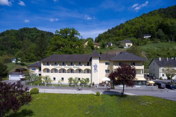 Na zdjęciu widoczny jest obiekt Gasthof - Landhotel Ernst położony w mieście Haizing.